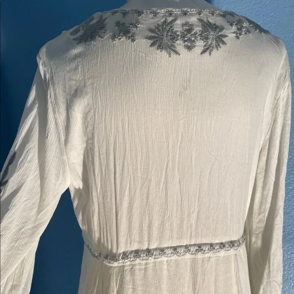 Elegant Long Sleeve White Dress with Gray Accents - Picture 5 of 7